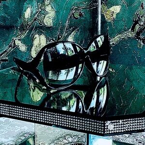 GUCCI  FLATTERING BLACK SUNGLASSES